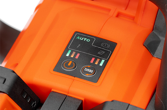 Панель управления на корпусе пилы позволяет выбирать режим работы, и контролировать уровень заряда каждого аккумулятора отдельно.